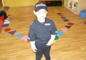 Dziecko w stroju policjanta